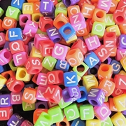 Bogstavperler i skrappe farver. Mix. 6 mm. 250 stk.